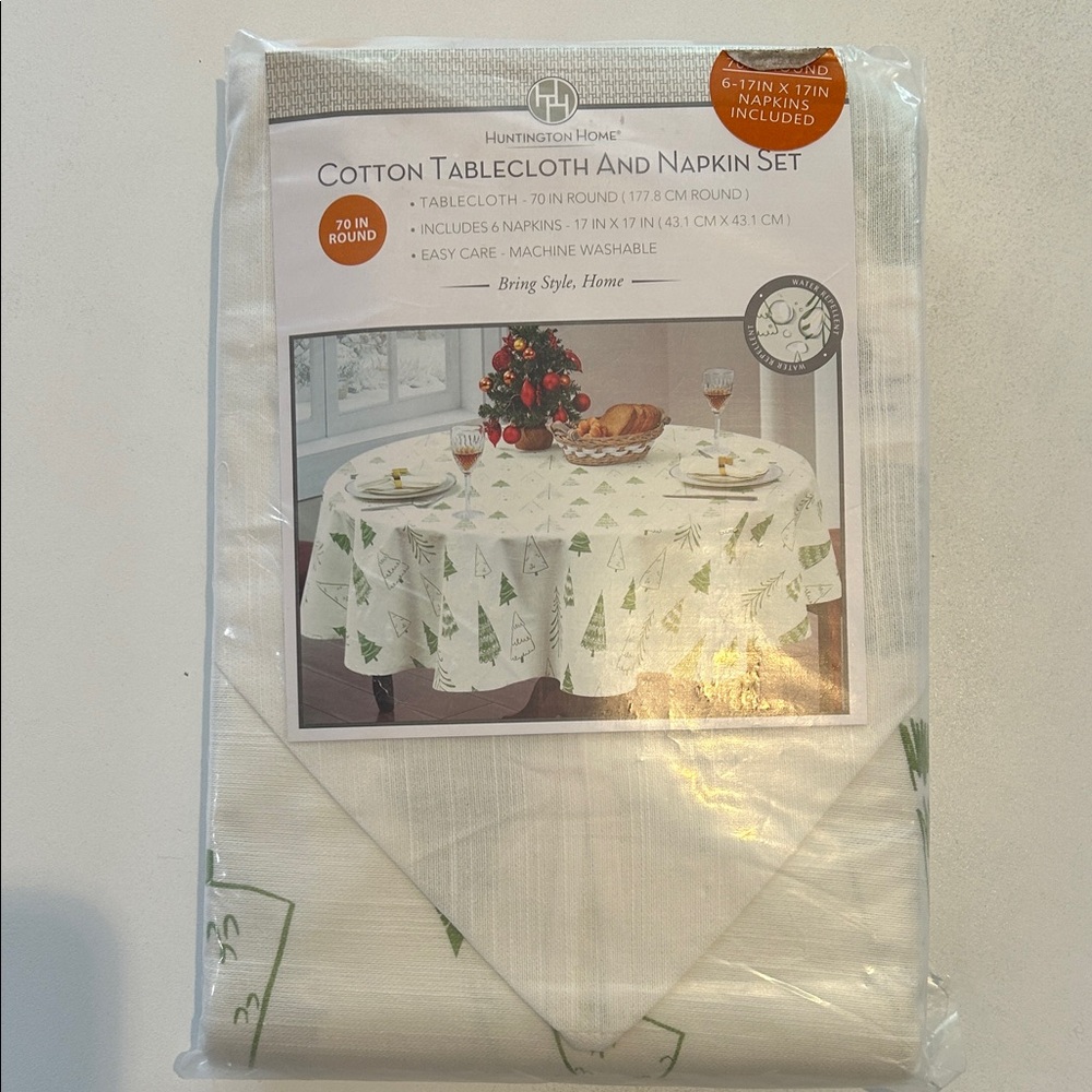 New!  Huntington Home Festive Green & White Tablecloth 70” Round & 6 napkins